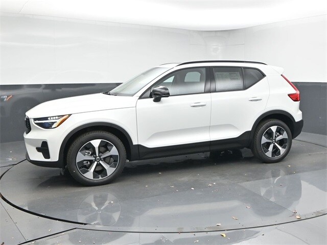 2026 Volvo XC40 Core photo 4