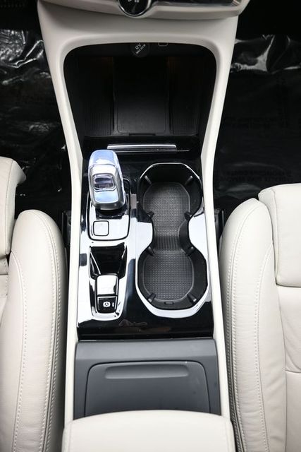 2024 Volvo XC40 Plus - Photo 10