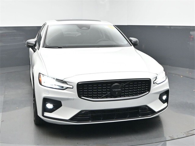 2024 Volvo S60 B5 Plus Black Edition photo 2
