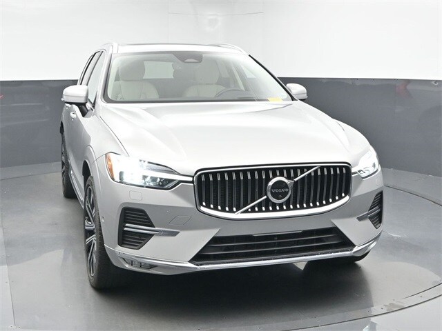 2023 Volvo XC60 B5 Ultimate photo 2