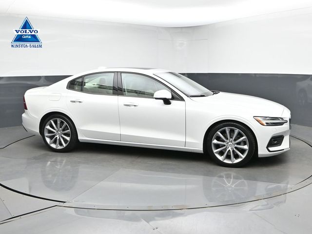 2020 Volvo S60 T5 Momentum's photo