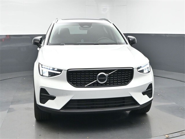 2026 Volvo XC40 Core photo 2