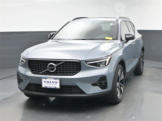2023 Volvo XC40 Plus photo 2