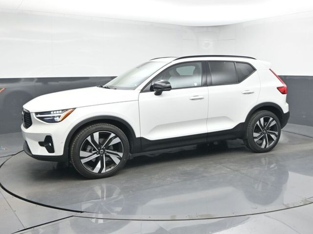 New 2025 Volvo XC40 B5 Plus Dark Theme SUV