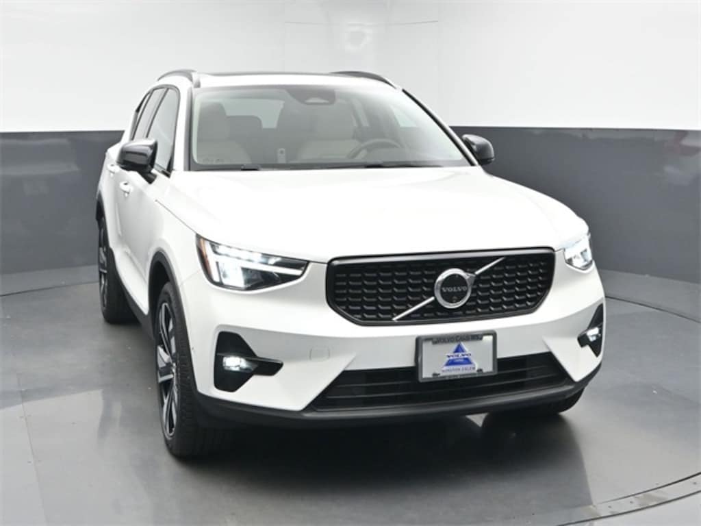 Used 2024 Volvo XC40 B5 Plus Dark Theme SUV