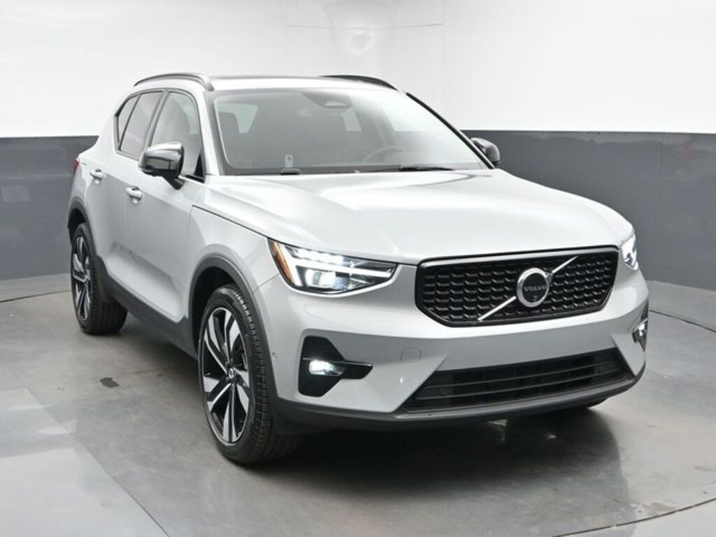 Used 2025 Volvo XC40 B5 Plus Dark Theme SUV