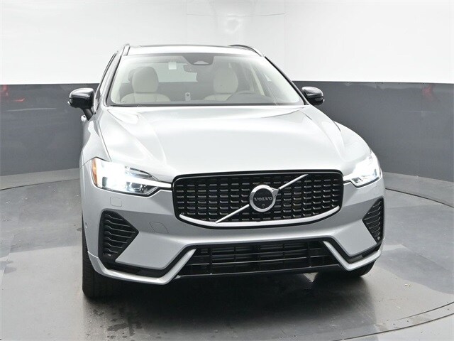 2025 Volvo XC60 Hybrid T8 Plus photo 2