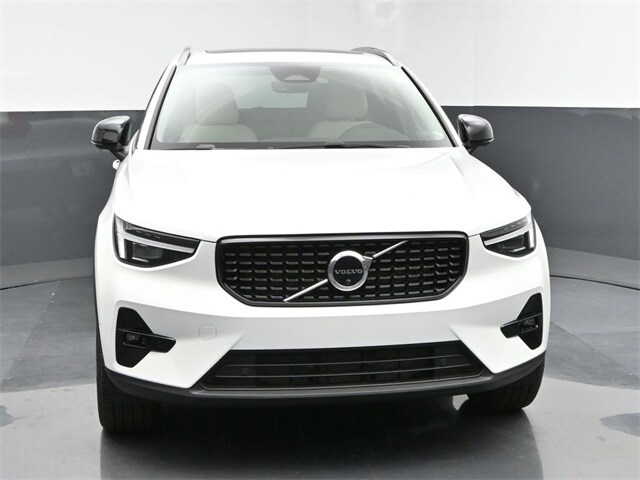 2025 Volvo XC40 Plus photo 2
