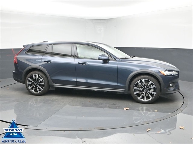 2022 Volvo V60 Cross Country Base's photo
