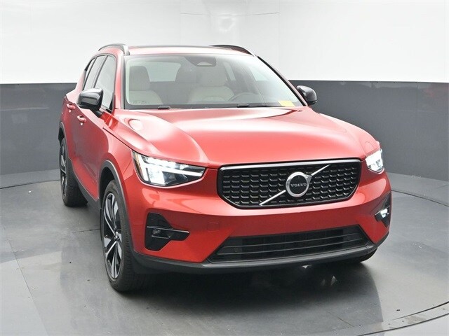 2023 Volvo XC40 Plus photo 2