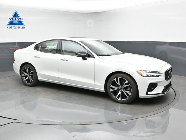 2023 Volvo S60 B5 Core Dark Theme's photo