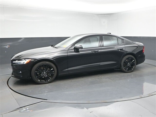 2023 Volvo S60 B5 Plus Black Edition photo 3