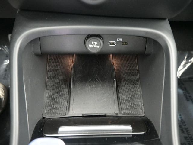 2024 Volvo XC40 Plus - Photo 11