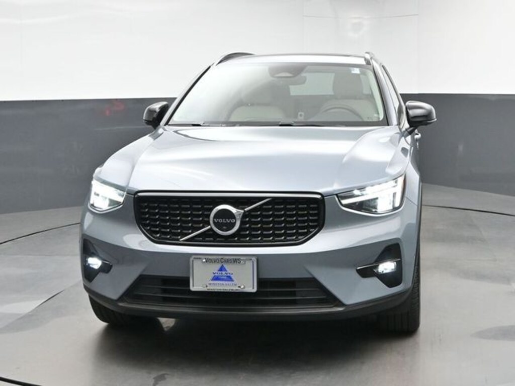 Used 2023 Volvo XC40 B5 Plus Dark Theme SUV