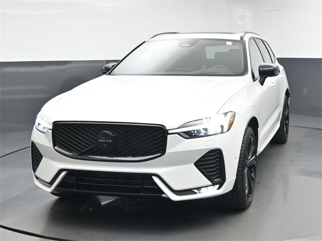 2026 Volvo XC60 B5 Black Edition photo 2