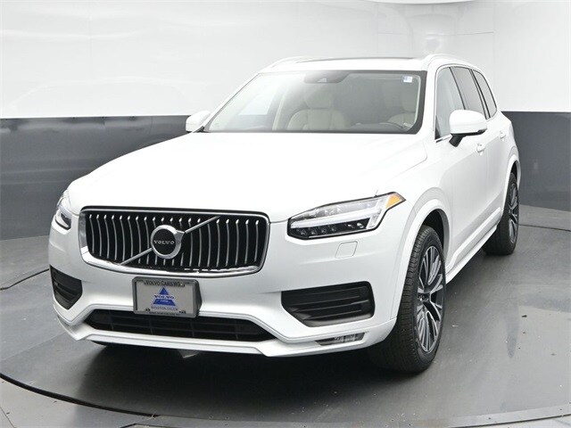 2022 Volvo XC90 T6 Momentum photo 3