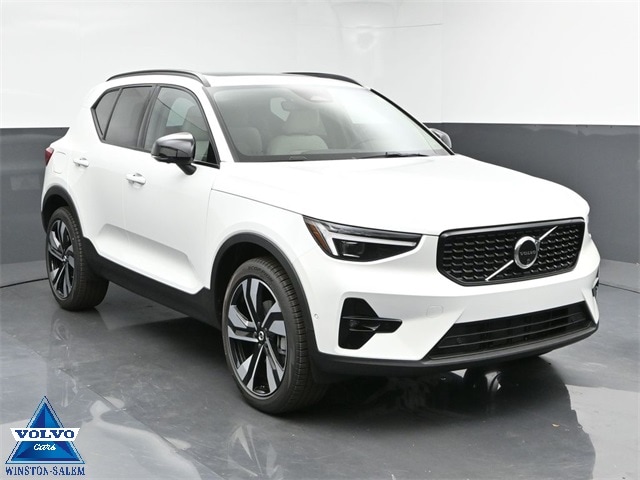 2025 Volvo XC40 B5 Plus Dark Theme V25011 SUV