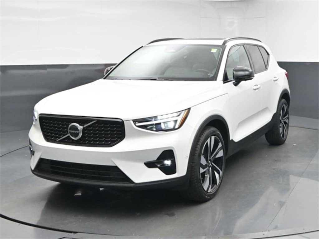 New 2025 Volvo XC40 B5 Plus Dark Theme SUV