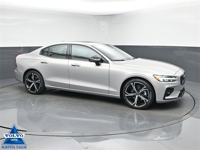 2024 Volvo S60 B5 Plus Dark Theme