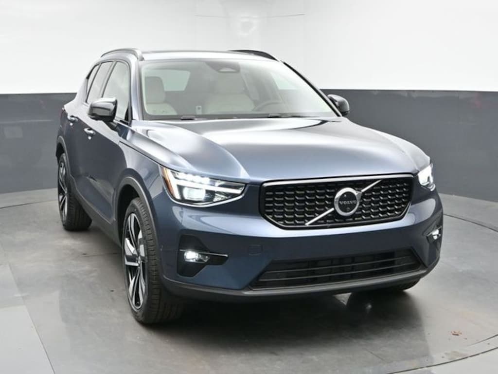 New 2026 Volvo XC40 B5 Plus SUV