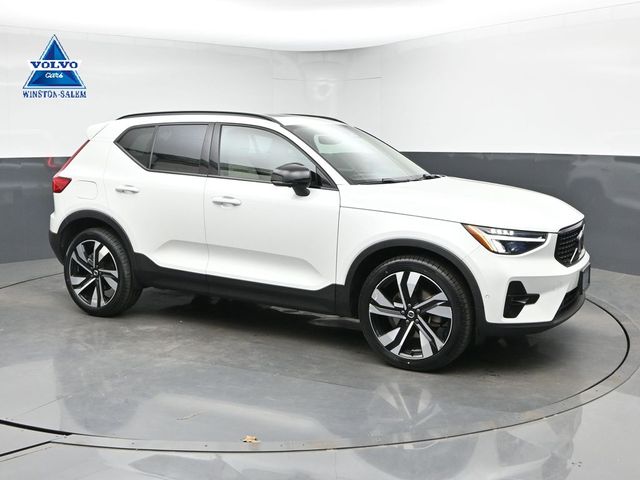 2023 Volvo XC40 B5 Plus Dark AWD's photo