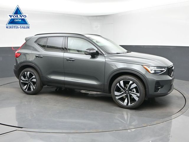2026 Volvo XC40 B5 Plus Dark AWD's photo