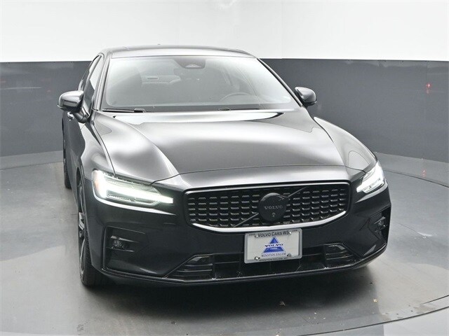 2024 Volvo S60 B5 Plus Black Edition photo 2