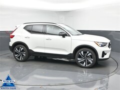 2024 Volvo XC40 B5 Plus Dark Theme SUV