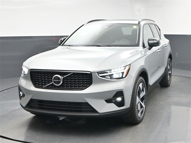 2026 Volvo XC40 Plus photo 3