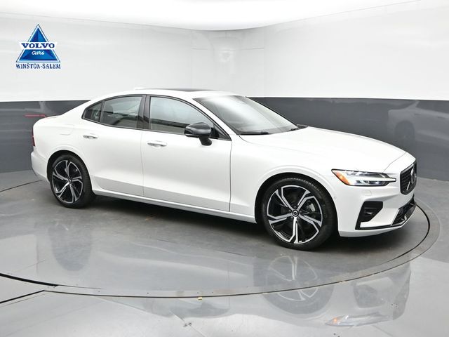 2025 Volvo S60 B5 Plus Dark's photo