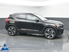 2024 Volvo XC40 B5 Plus Dark Theme SUV
