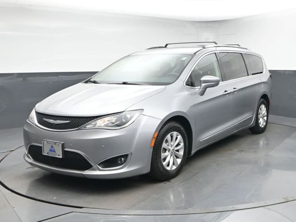 Used 2018 Chrysler Pacifica Touring L Minivan/Van