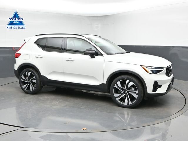 2023 Volvo XC40 B5 Plus Dark AWD's photo