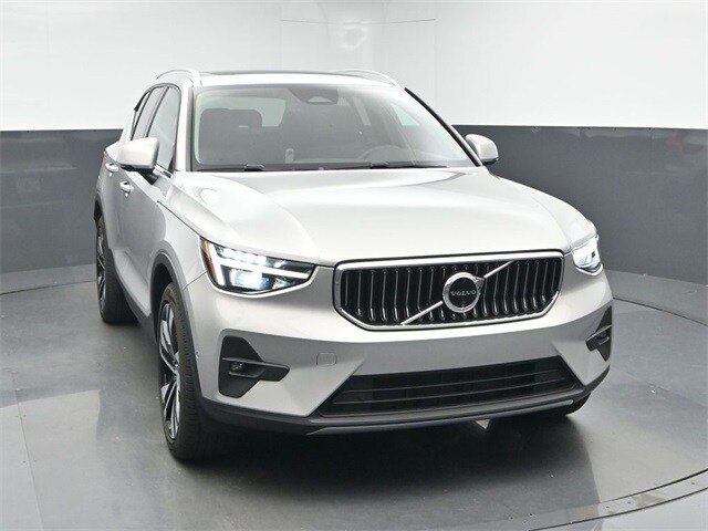 2024 Volvo XC40 Plus photo 2