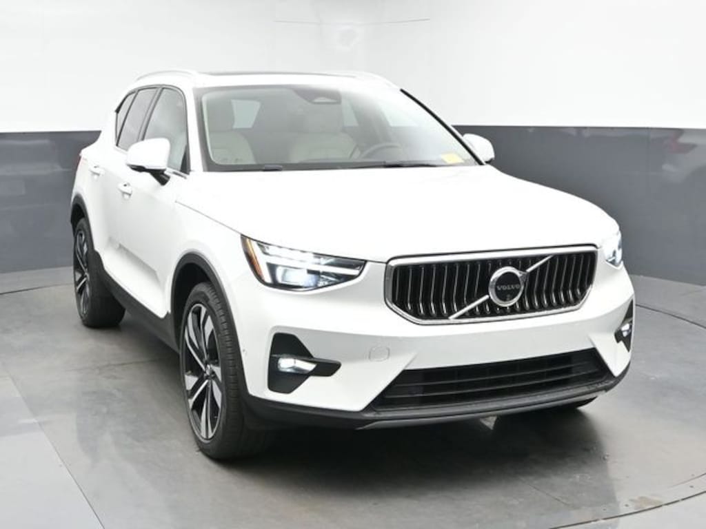 Used 2024 Volvo XC40 B5 Plus Dark Theme SUV