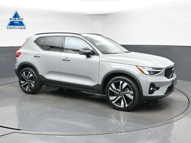 2024 Volvo XC40 B5 Plus Dark AWD's photo