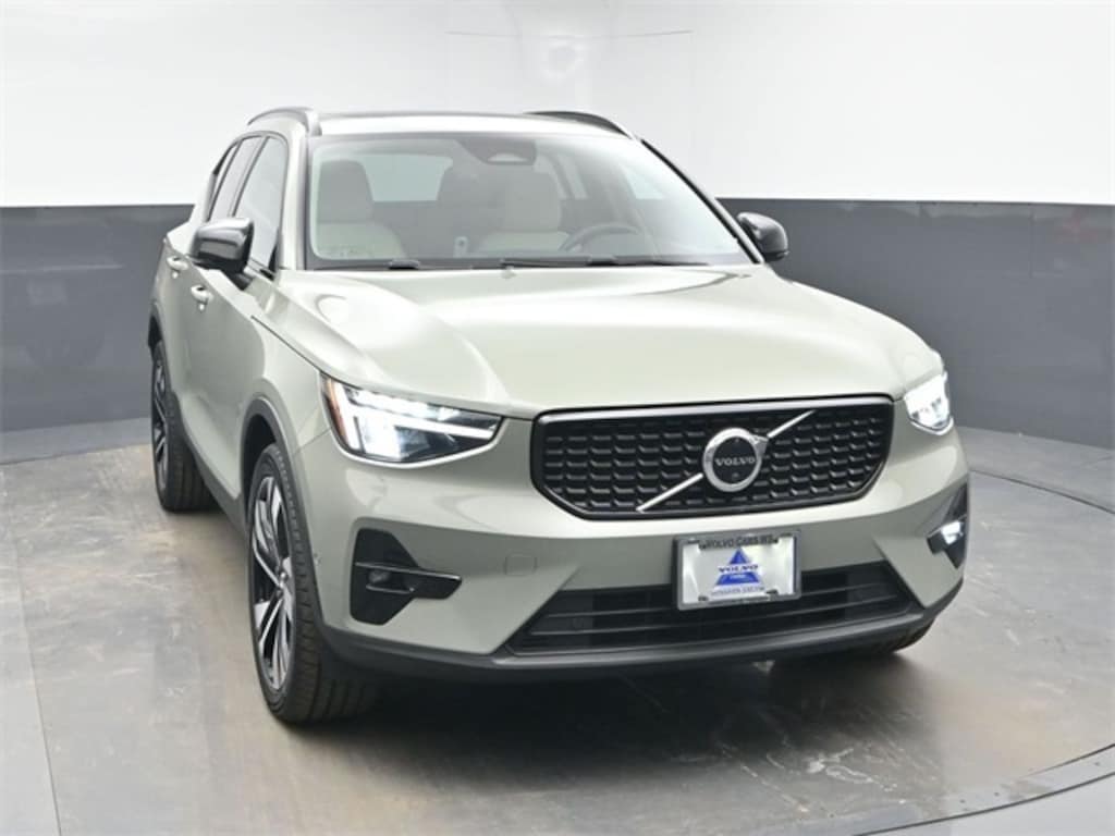 Used 2023 Volvo XC40 B5 Plus Dark Theme SUV