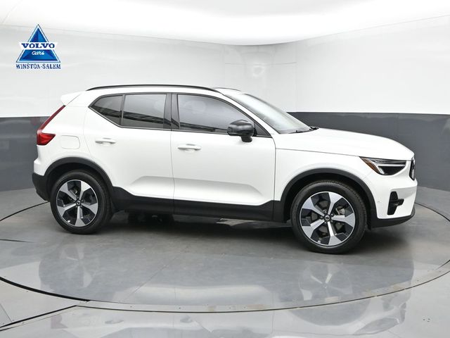 2024 Volvo XC40 B5 Plus Dark AWD's photo