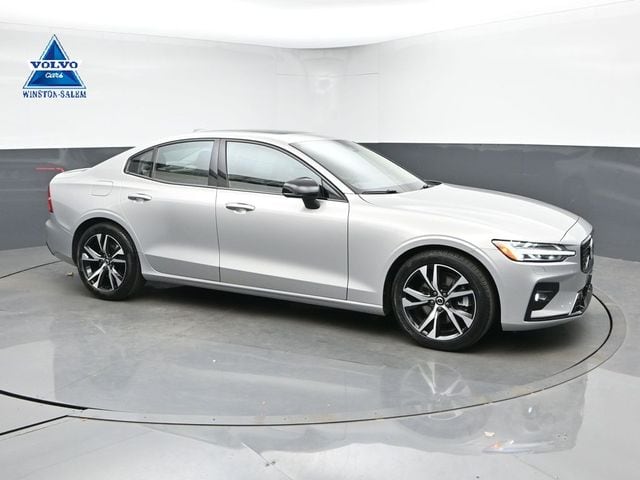 2023 Volvo S60 B5 Core Dark Theme's photo