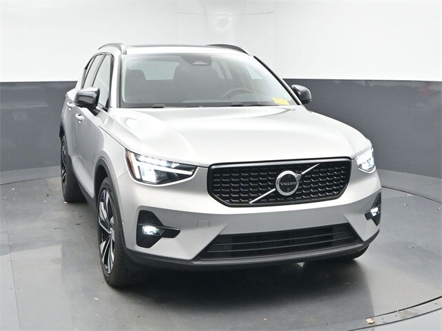2025 Volvo XC40 Plus photo 2