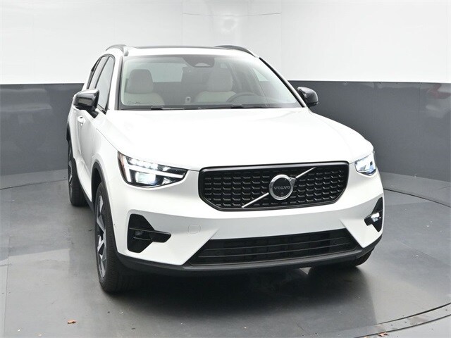 2026 Volvo XC40 Plus photo 2