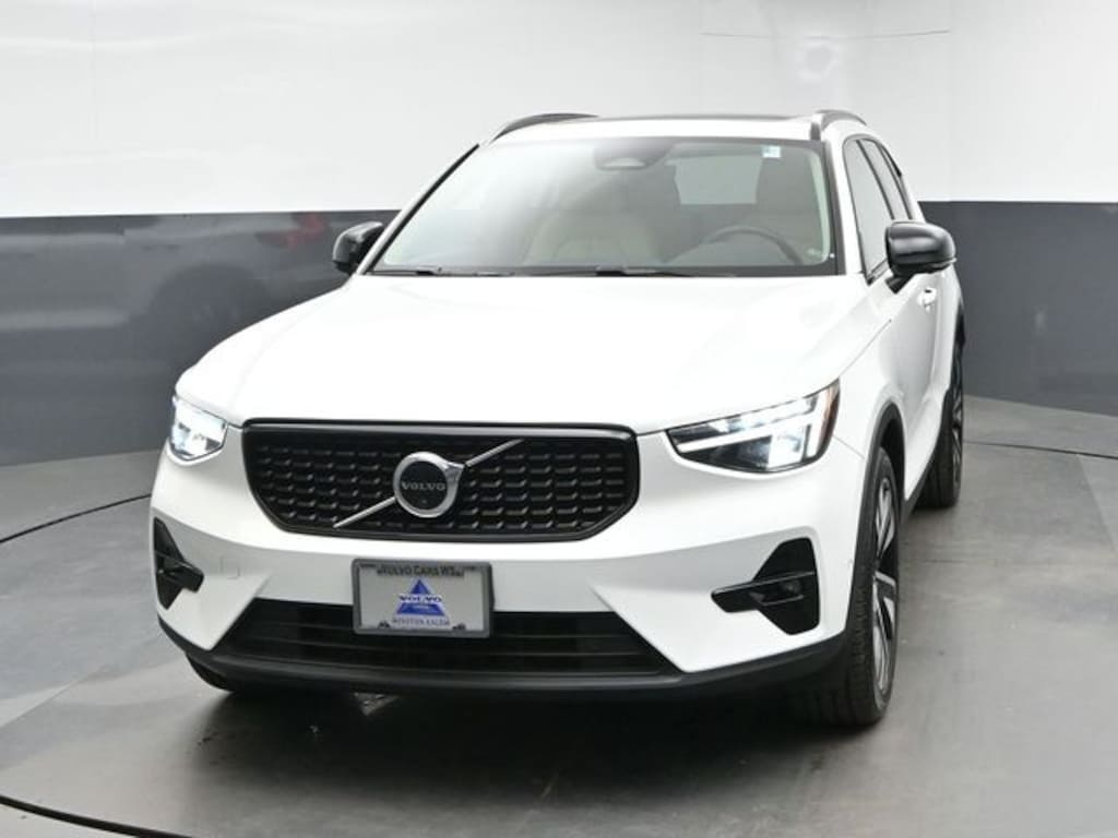 Used 2023 Volvo XC40 B5 Plus Dark Theme SUV