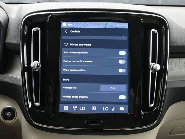 2024 Volvo XC40 Plus - Photo 18