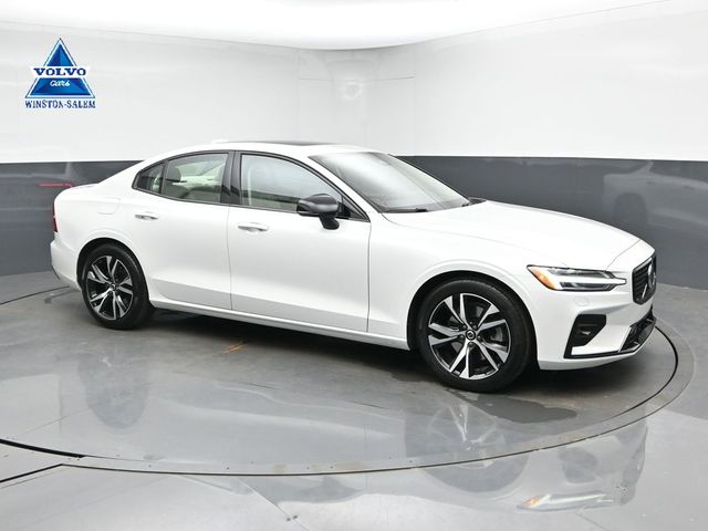 2023 Volvo S60 B5 Core Dark Theme's photo