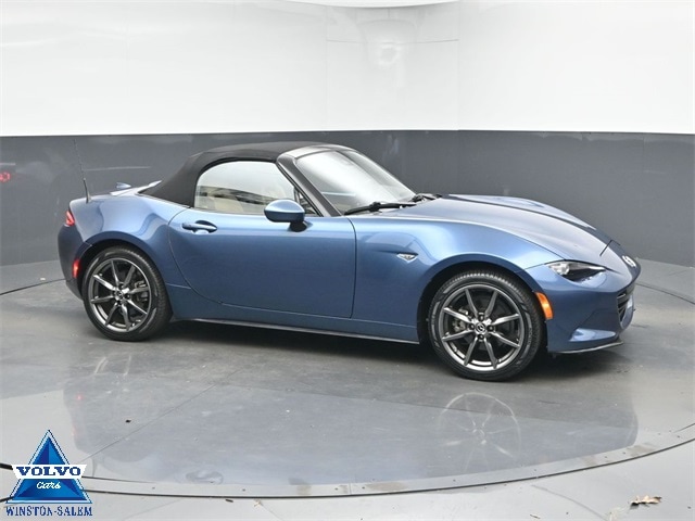 2022 Volvo V60 Cross Country Base's photo