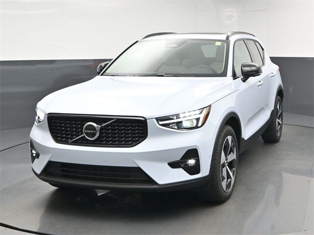 2026 Volvo XC40 Plus photo 3
