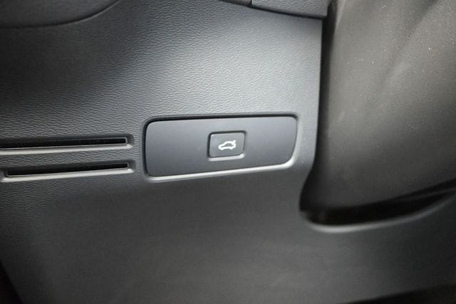 2024 Volvo XC40 Plus - Photo 28