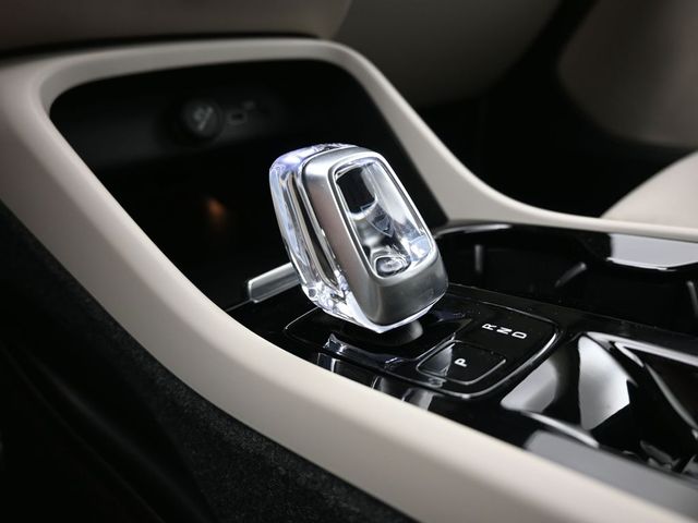 2024 Volvo XC40 Plus - Photo 11