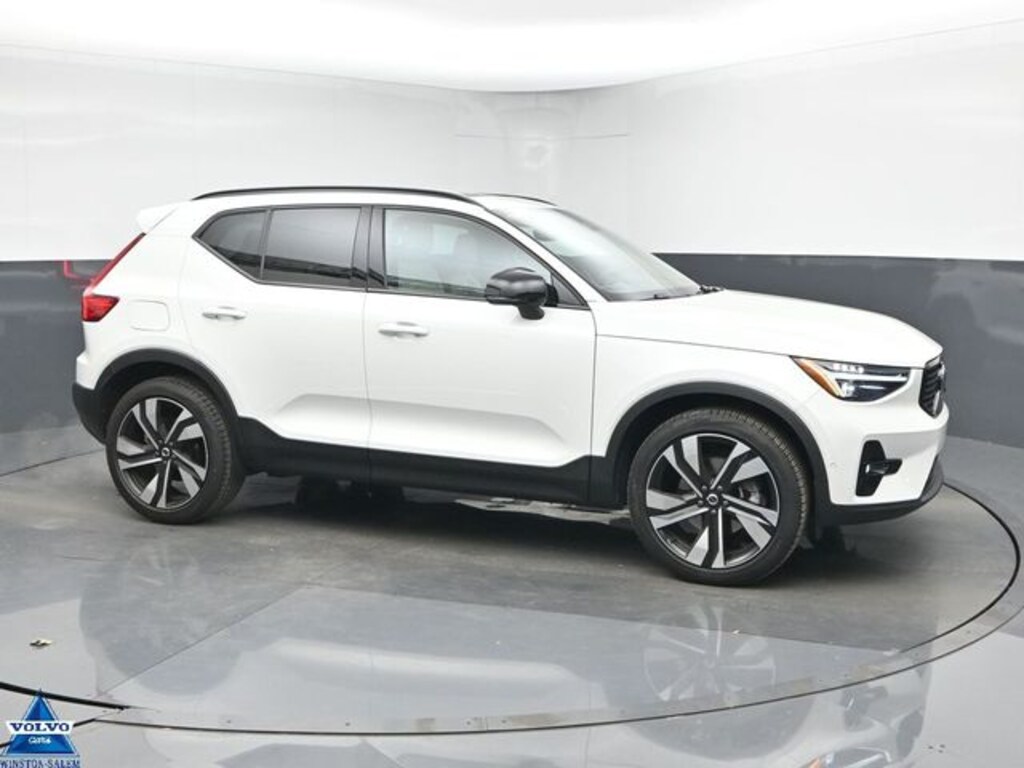 New 2025 Volvo XC40 B5 Plus Dark Theme SUV