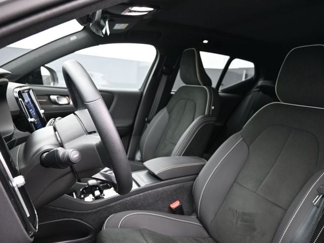 2024 Volvo XC40 Plus - Photo 9
